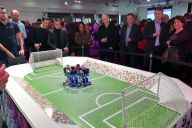 Rires et défis technologiques au programme de l’atelier Robots Foot MadCityZen. | © MadCityZen